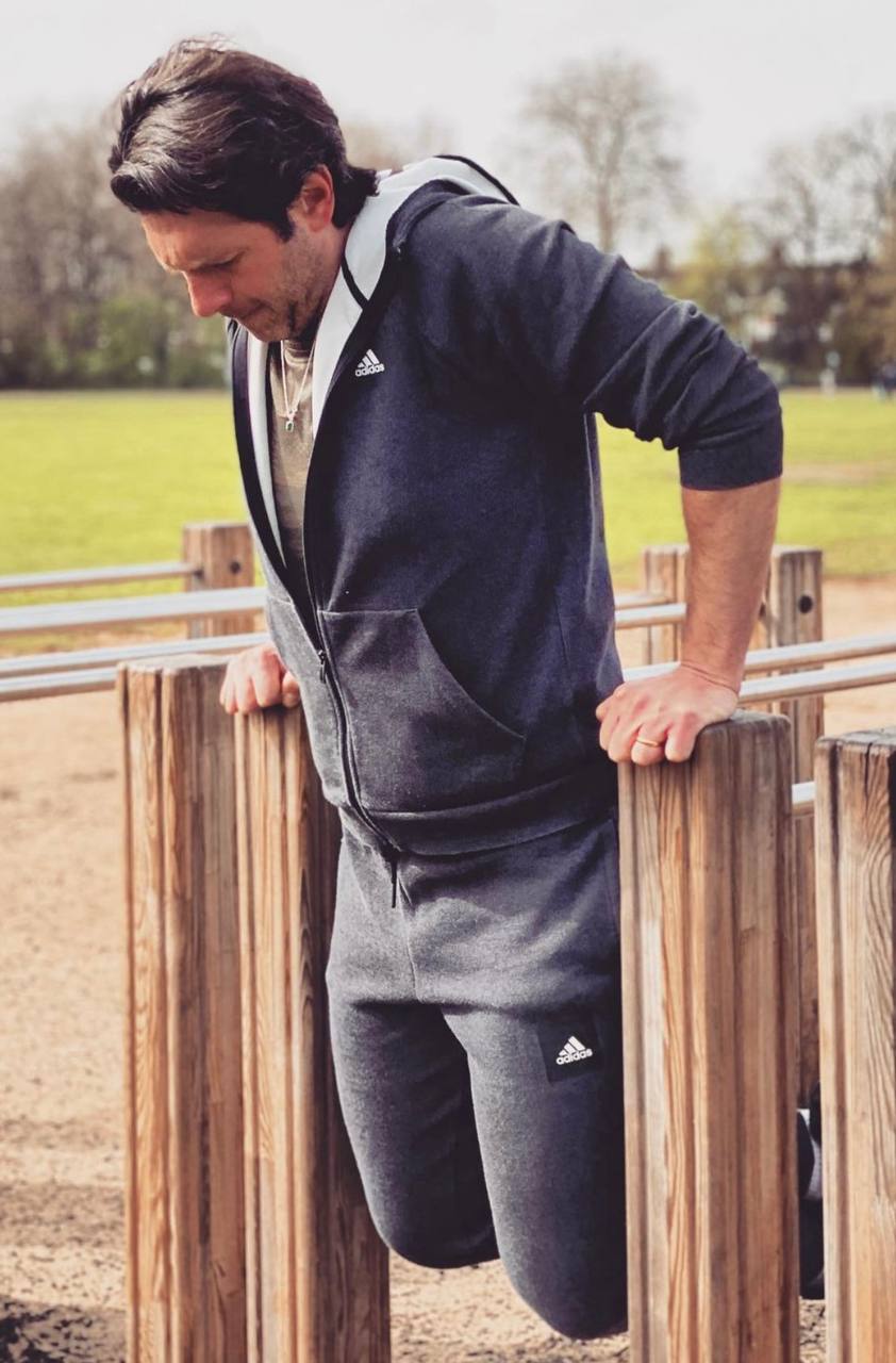 Client performing dips during outdoor personal training session in Wandsworth Common